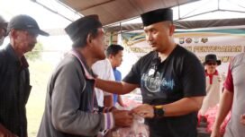 Kapolres Lutim AKBP Zulkarnain memberikan daging kurban kepada masyarakat yang membutuhkan di Mako Polres Lutim, Puncak Indah, Malili, Sabtu, (07/06/25). 