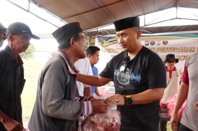 
					Kapolres Lutim AKBP Zulkarnain memberikan daging kurban kepada masyarakat yang membutuhkan di Mako Polres Lutim, Puncak Indah, Malili, Sabtu, (07/06/25). 