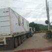Kontainer milik PT HNI yang dikirim PT IHIP dari pelabuhan Waru-waru dibawa ke Enggano, Soroako, Minggu, (08/06/25)