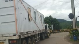Kontainer milik PT HNI yang dikirim PT IHIP dari pelabuhan Waru-waru dibawa ke Enggano, Soroako, Minggu, (08/06/25)