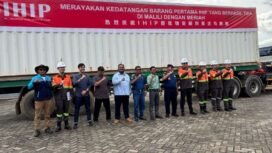 Barang milik PT IHIP tiba di pelabuhan Waru-waru, Desa Harapan, Kecamatan Malili, Minggu, (08/06/25)