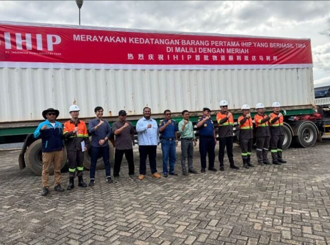 
					Barang milik PT IHIP tiba di pelabuhan Waru-waru, Desa Harapan, Kecamatan Malili, Minggu, (08/06/25)