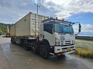 Trailler Truk bermuatan kontainer milik IHIP dikirim ke Enggano, Soroako, Minggu (08/06/25)