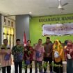 Kepala Dinas Pertanian dan Ketahanan Pangan Kabupaten Luwu Timur, Amrullah Rasyid (ketiga dari kiri) menyerahkan bantuan bibit pohon kepada pengurus IMM Kabupaten Luwu Timur, Minggu (08/06/25).