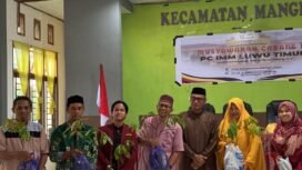 Kepala Dinas Pertanian dan Ketahanan Pangan Kabupaten Luwu Timur, Amrullah Rasyid (ketiga dari kiri) menyerahkan bantuan bibit pohon kepada pengurus IMM Kabupaten Luwu Timur, Minggu (08/06/25).