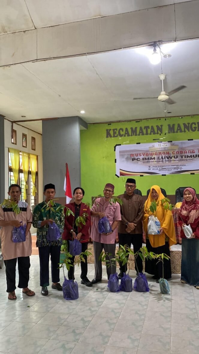 
					Kepala Dinas Pertanian dan Ketahanan Pangan Kabupaten Luwu Timur, Amrullah Rasyid (ketiga dari kiri) menyerahkan bantuan bibit pohon kepada pengurus IMM Kabupaten Luwu Timur, Minggu (08/06/25).