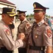 Kapolres Lutim AKBP Zulkarnain berjabat tangan dengan personil baru Polres Luwu Timur saat Sertijab di Lapangan Mako Polres Lutim, Rabu, (11/06/25)