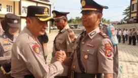 Kapolres Lutim AKBP Zulkarnain berjabat tangan dengan personil baru Polres Luwu Timur saat Sertijab di Lapangan Mako Polres Lutim, Rabu, (11/06/25)