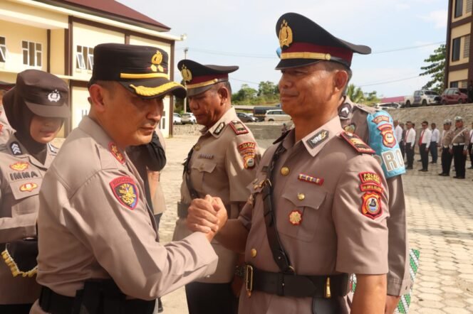 
					Kapolres Lutim AKBP Zulkarnain berjabat tangan dengan personil baru Polres Luwu Timur saat Sertijab di Lapangan Mako Polres Lutim, Rabu, (11/06/25)