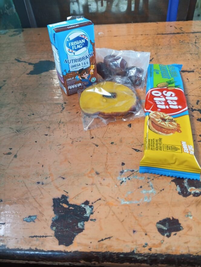 
					Snack yang didapatkan siswa-siswi SDN 238 Mallaulu, 4-5 Juni 2025