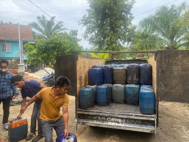 
					Unit Tipidter Polres Lutim mengamankan puluhan jeriken BBM bersubsidi di Dusun Labose, Desa Harapan, Kecamatan Malili, Selasa, (17/06/25)