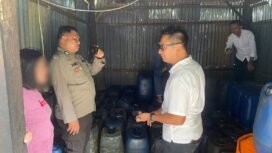 Penyidik Tipidter Polres Lutim membongkar gudang penyimpanan BBM bersubsidi di Desa Puncak Indah, Kecamatan Malili, Rabu, (18/06/25).