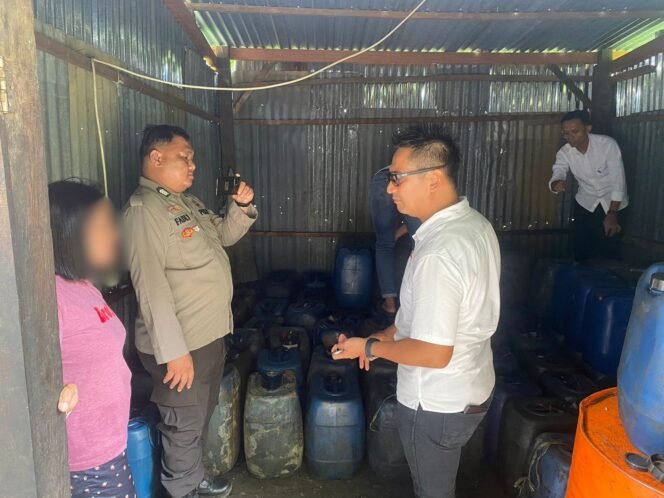 
					Penyidik Tipidter Polres Lutim membongkar gudang penyimpanan BBM bersubsidi di Desa Puncak Indah, Kecamatan Malili, Rabu, (18/06/25).