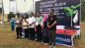 Bupati Luwu Timur, Irwan Bachri Syam (baju putih) menghadiri kegiatan tudang sipulung pegiat literasi Se-Tana Luwu di Land Mark, Jum'at (20/06/25)