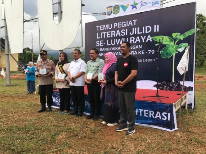 
					Bupati Luwu Timur, Irwan Bachri Syam (baju putih) menghadiri kegiatan tudang sipulung pegiat literasi Se-Tana Luwu di Land Mark, Jum'at (20/06/25)