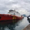 Kapal besi sandar di pelabuhan Jeneponto. Basarnas Makassar masih terus melakukan pencarian korban kapal tenggelam. (Ist)