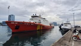 Kapal besi sandar di pelabuhan Jeneponto. Basarnas Makassar masih terus melakukan pencarian korban kapal tenggelam. (Ist)