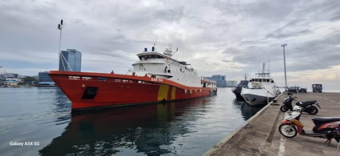 
					Kapal besi sandar di pelabuhan Jeneponto. Basarnas Makassar masih terus melakukan pencarian korban kapal tenggelam. (Ist)