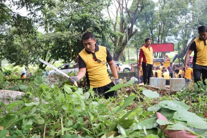 
					Kapolres Lutim AKBP Zulkarnain membabat rumput liar di TPU, Kelurahan Malili, Jumat (20/06/25). 