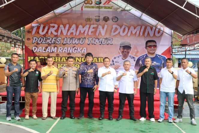 
					Bupati Luwu Timur, Irwan Bachri Syam (lima dari kanan) foto bersama usai membuka kegiatan Turnamen Domino Polres Lutim di Halaman Mapolres Luwu Timur, Sabtu, (21/06/25)
