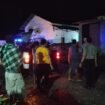 Petugas kepolisian mengamankan barang bukti judi sabung ayam di Kecamatan Tomoni, Sabtu (21/06/25)