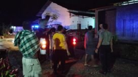 Petugas kepolisian mengamankan barang bukti judi sabung ayam di Kecamatan Tomoni, Sabtu (21/06/25)