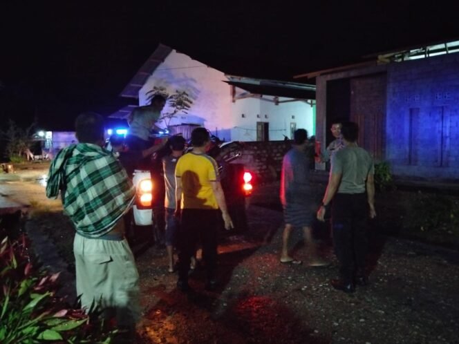 
					Petugas kepolisian mengamankan barang bukti judi sabung ayam di Kecamatan Tomoni, Sabtu (21/06/25)