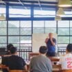 Ketua Perbasi Lutim, Janwar Nurzan menyusun program kerja tahun 2025 di Coffe Rate, Wisma Golden, Minggu (22/06/25).