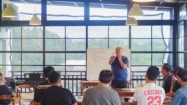 Ketua Perbasi Lutim, Janwar Nurzan menyusun program kerja tahun 2025 di Coffe Rate, Wisma Golden, Minggu (22/06/25).