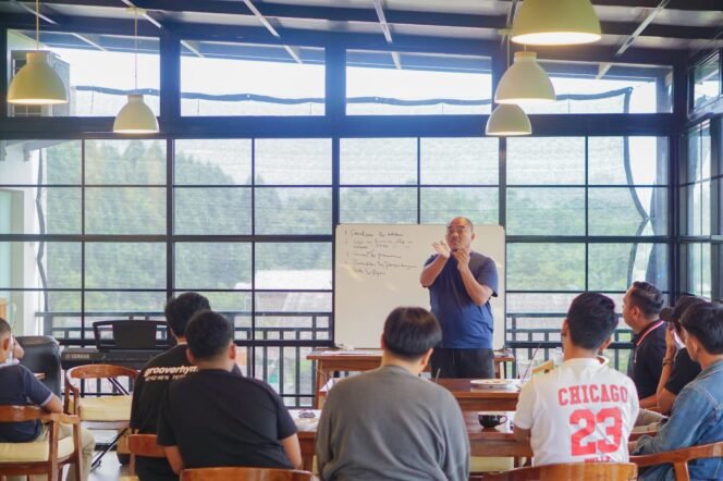 
					Ketua Perbasi Lutim, Janwar Nurzan menyusun program kerja tahun 2025 di Coffe Rate, Wisma Golden, Minggu (22/06/25).