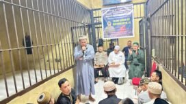 Kapolres Lutim AKBP Zulkarnain (baju muslim berwarna hijau) menyaksikan lomba azan dan mengaji di ruang tahanan, Minggu (29/06/25). 