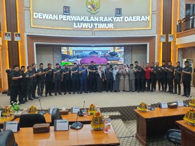 
					Anggota DPRD Lutim foto bersama usai menggelar rapat paripurna beberapa waktu lalu. (Kolomdat.id)