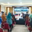 Bupati Luwu Timur, Irwan Bachri Syam bersalaman dengan Wakil Ketua I DPRD Lutim, HM Siddiq BM beberapa waktu lalu. (Kolomdata.id)