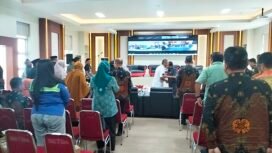 Bupati Luwu Timur, Irwan Bachri Syam bersalaman dengan Wakil Ketua I DPRD Lutim, HM Siddiq BM beberapa waktu lalu. (Kolomdata.id)