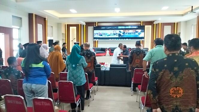 
					Bupati Luwu Timur, Irwan Bachri Syam bersalaman dengan Wakil Ketua I DPRD Lutim, HM Siddiq BM beberapa waktu lalu. (Kolomdata.id)