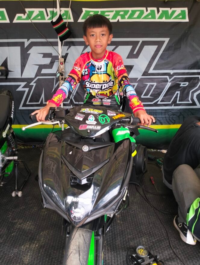 
					M Hilal, pembalap cilik Hafiz Motor Sorowako berfoto di paddock Sirkuit Taman Sayang Puncak Indah, Minggu (01/06/25)