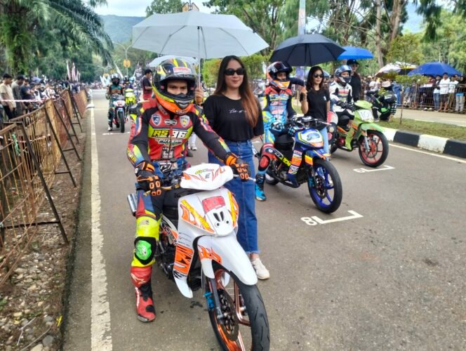 
					Fahri Sandi pembalap GVK Racing Team Malili star ke tujuh ajang Bupati Road Race Kejurprov Putaran Kedua IMI Sulsel di Sirkuit Taman Sayang Puncak Indah, Lutim, Minggu, (01/05/25)