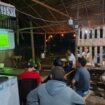Masyarakat Nobar Timnas Indonesia vs China pada Kualifikasi Piala Dunia 2026 di Warkop Teduh, Kamis, (05/06/26)