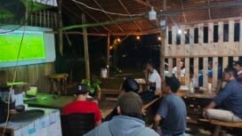 Masyarakat Nobar Timnas Indonesia vs China pada Kualifikasi Piala Dunia 2026 di Warkop Teduh, Kamis, (05/06/26)