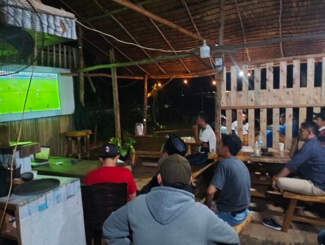 
					Masyarakat Nobar Timnas Indonesia vs China pada Kualifikasi Piala Dunia 2026 di Warkop Teduh, Kamis, (05/06/26)