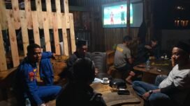 Suasana nonton bareng Timnas Indonesia vs China pada Kualifikasi Piala Dunia 2026 di Warkop Teduh, Puncak Indah, Malili, Kamis, (05/06/25)