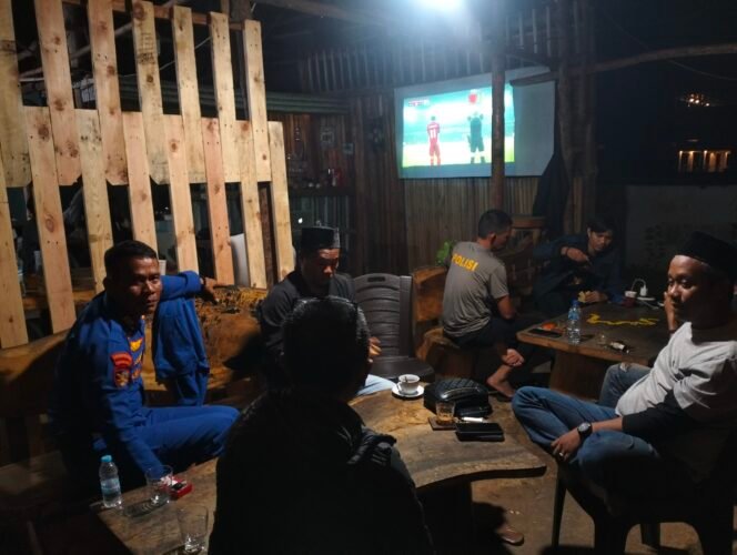 
					Suasana nonton bareng Timnas Indonesia vs China pada Kualifikasi Piala Dunia 2026 di Warkop Teduh, Puncak Indah, Malili, Kamis, (05/06/25)