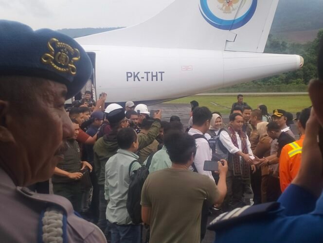 
					Menteri Kehutanan Republik Indonesia, Raja Juli Antoni tiba di Bandara Andalan Soroako. Ia dijemput Plt CEO PT Vale Indonesia, Bernadus Irmanto bersama Bupati Luwu Timur, Irwan Bachri Syam, Jum'at, (13/06/25)