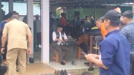 Menhut RI, Raja Juli Antoni mengenakan sepatu usai salat Jum'at berjamaah di Masjid Al Fath Pontada, Sorowako, (13/06/25)

Foto/kolomdata.id