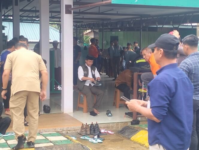 
					Menhut RI, Raja Juli Antoni mengenakan sepatu usai salat Jum'at berjamaah di Masjid Al Fath Pontada, Sorowako, (13/06/25)

Foto/kolomdata.id