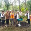 Menhut RI Raja Juli Antoni foto bareng usai melakukan penanaman pohon di Taman Kehati Sawerigading Wallacea, Soroako, Jum'at (13/06/25). Foto/kolomdata.id