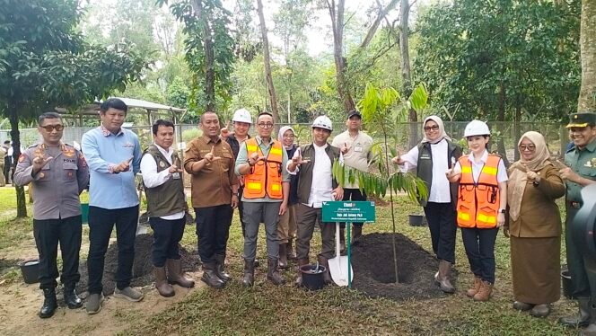 
					Menhut RI Raja Juli Antoni foto bareng usai melakukan penanaman pohon di Taman Kehati Sawerigading Wallacea, Soroako, Jum'at (13/06/25). Foto/kolomdata.id