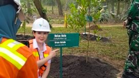 Komisaris Independen MIND ID, Grace Natalie berfoto di pohon yang baru ditanam di Taman Kehati Sawerigading Wallacea, Sorowako, Jumat, (13/06/25). Foto/kolomdata.id