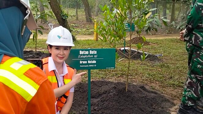 
					Komisaris Independen MIND ID, Grace Natalie berfoto di pohon yang baru ditanam di Taman Kehati Sawerigading Wallacea, Sorowako, Jumat, (13/06/25). Foto/kolomdata.id