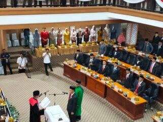 Pengucapan Sumpah Wakil Ketua I DPRD Luwu Timur, Jihadin Peruge pada rapat Paripurna DPRD Luwu Timur di Ruang Paripurna DPRD Luwu Timur, Rabu, (25/06/25). 